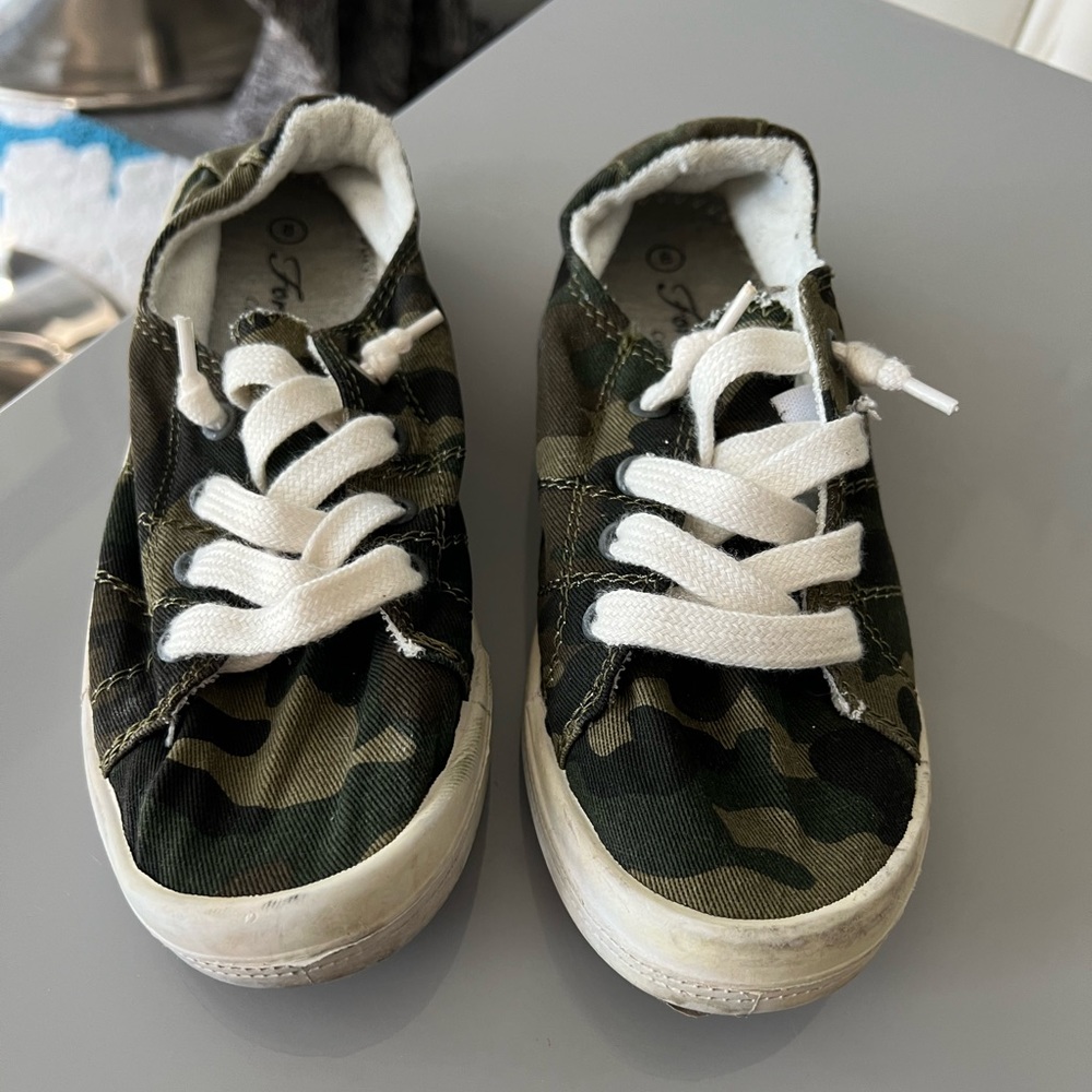 Forever comfort camouflage slide on sneakers